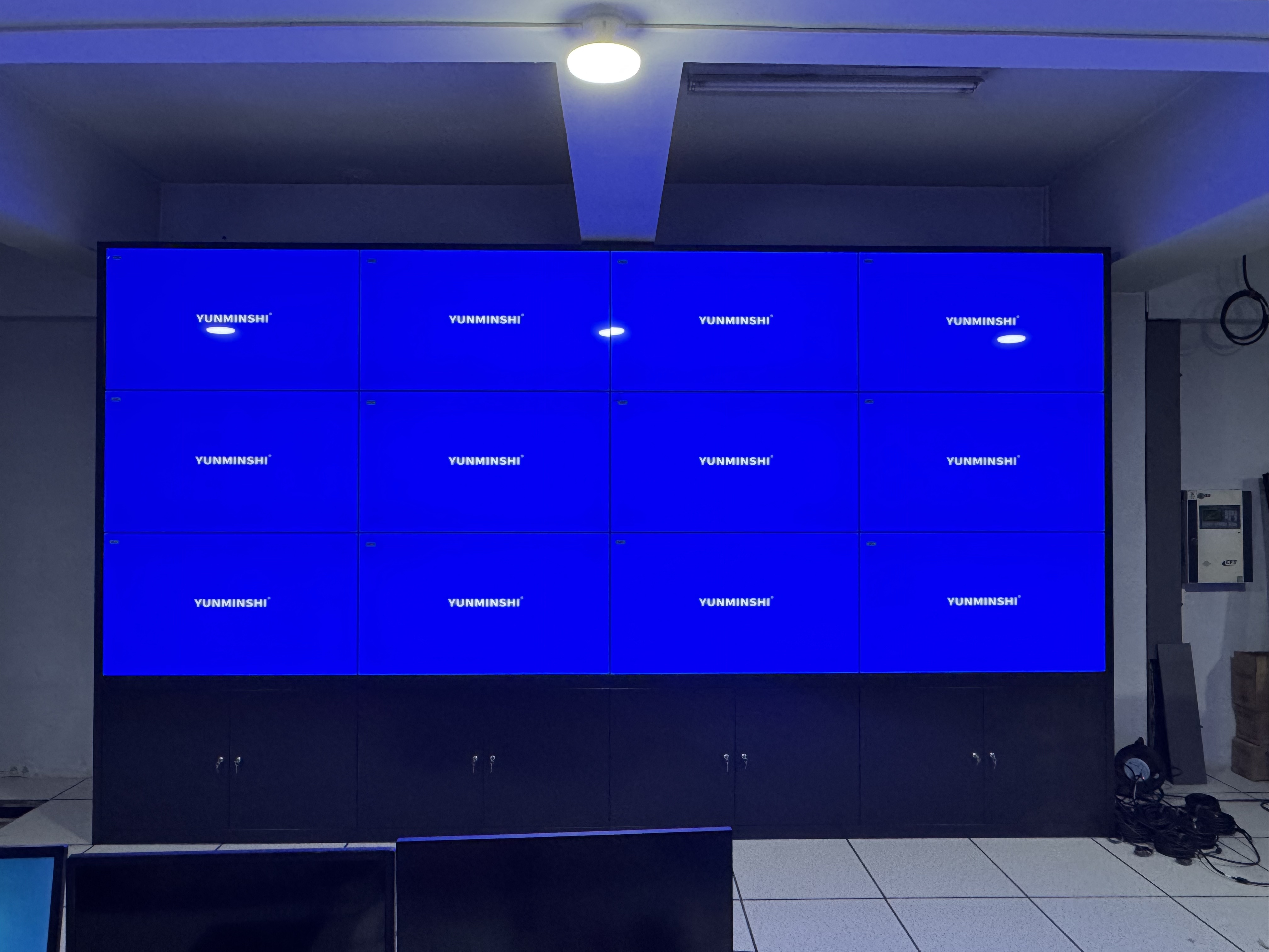 德州某小区监控室采用云敏视55寸3.5mm拼接屏16台