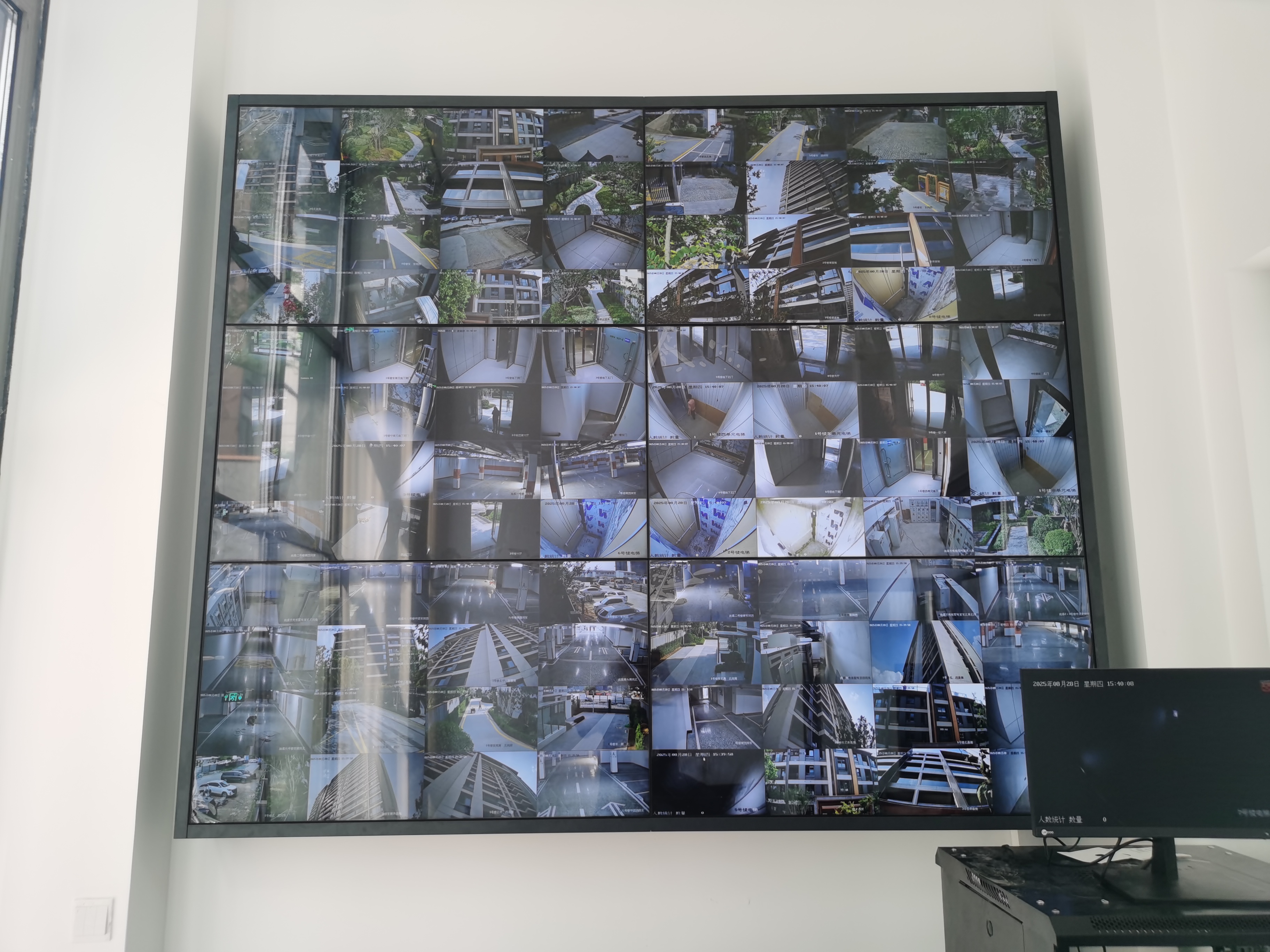 <b>液晶拼接屏筑牢小区居民安全防线</b>