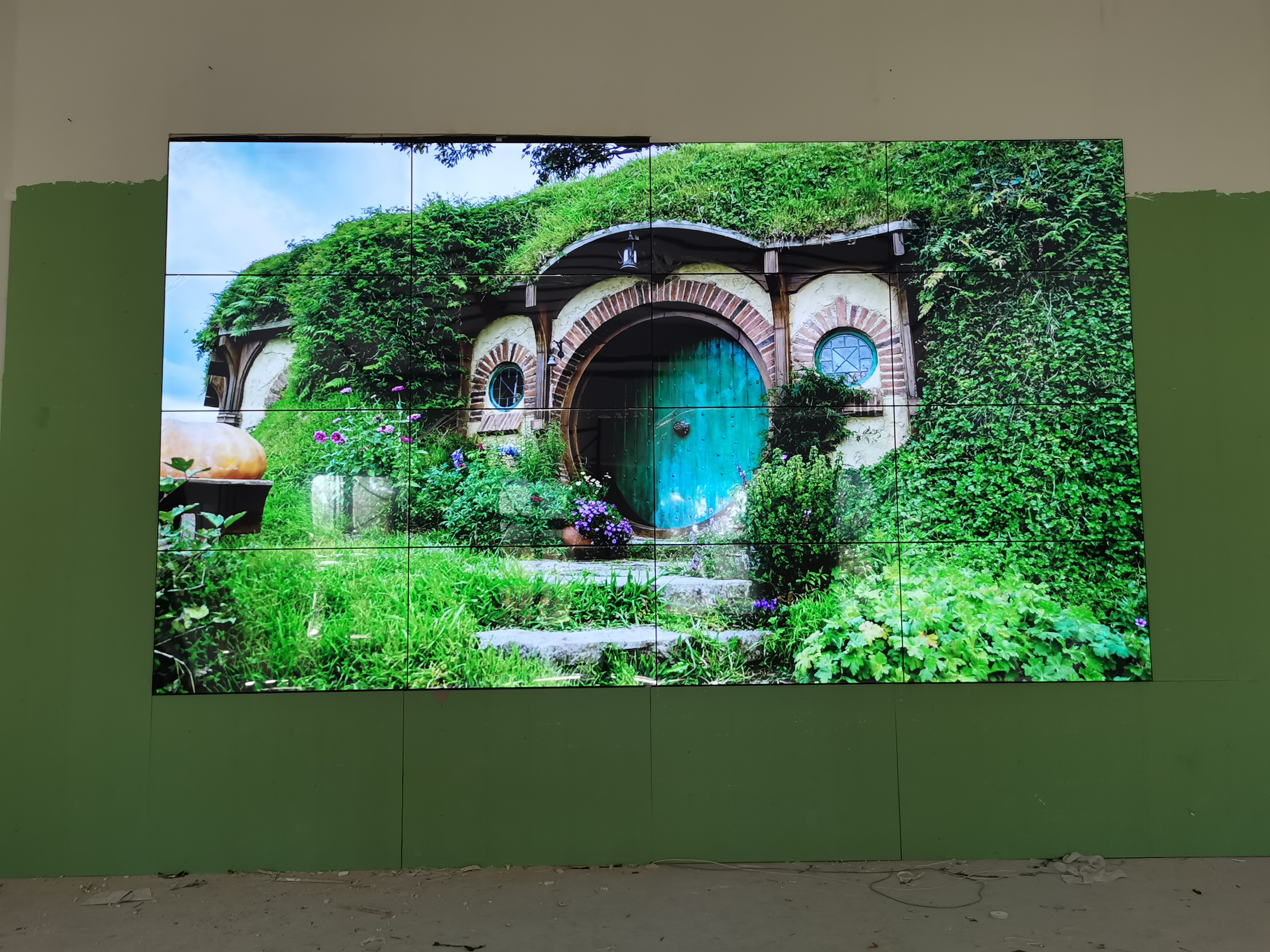 <b>青岛某职业技术学院55寸3.5mm16台液晶拼接屏安装完工</b>