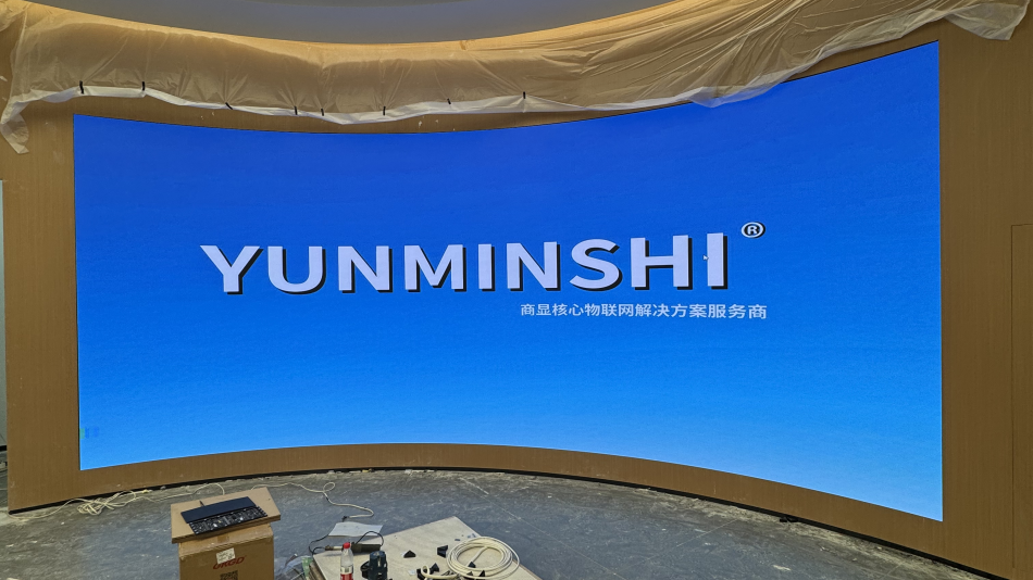 济南某综合体临街LED曲面屏安装完毕